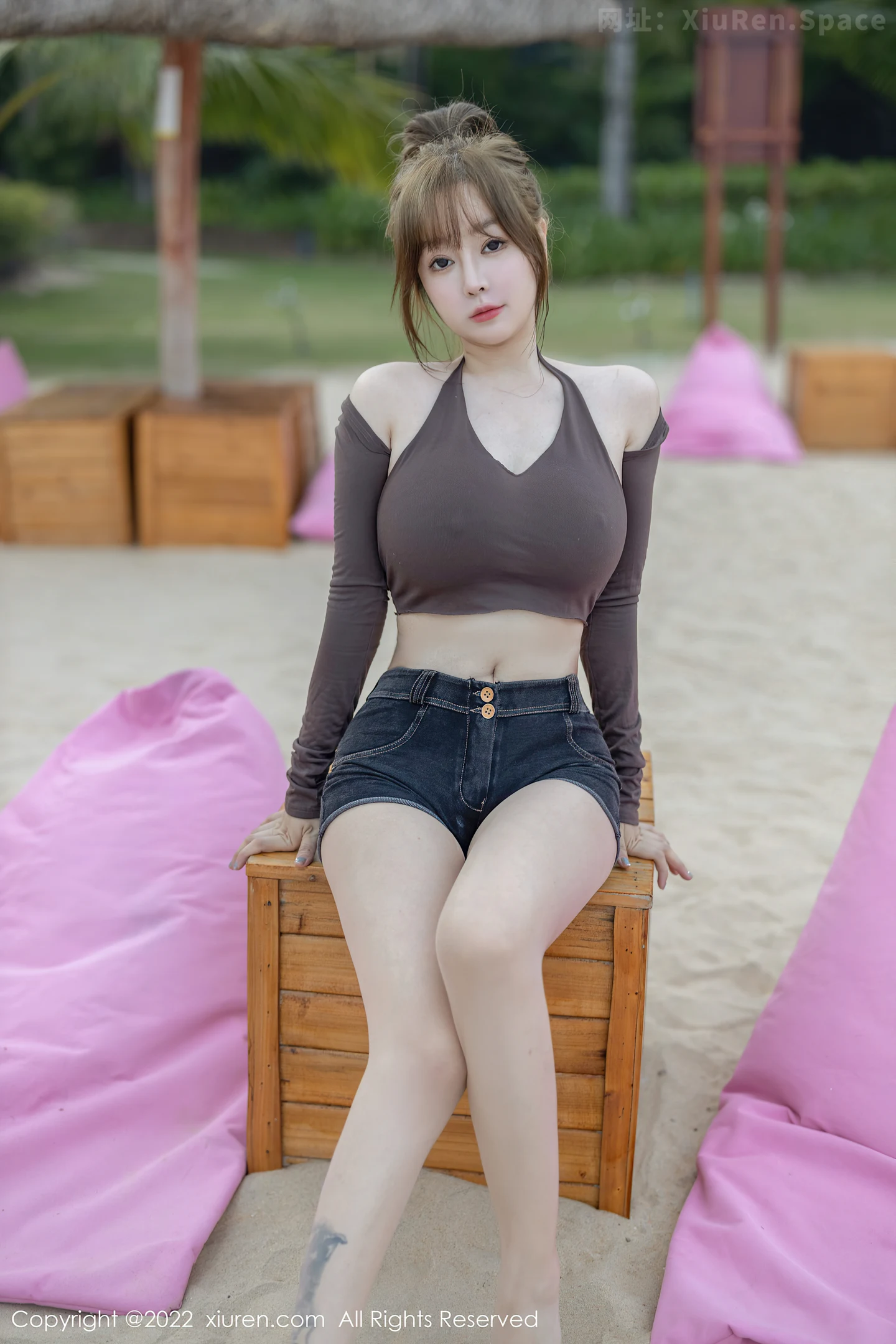 图片[2]-[XiuRen秀人网] VOL.5281 女神王雨纯海南万宁旅拍性感收身衣配短裤秀曼妙身材诱惑写真58P-秀人网官方网站